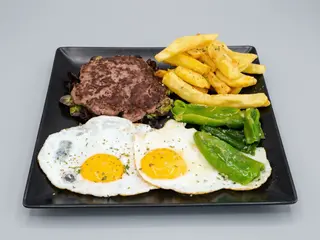 Plato De Hamburguesa + Huevos + Patata + Pimiento Verde