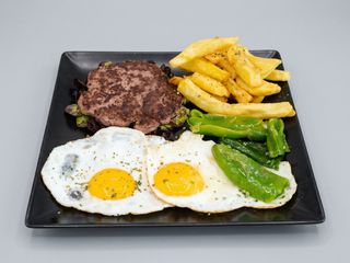 Plato De Hamburguesa + Huevos + Patata + Pimiento Verde