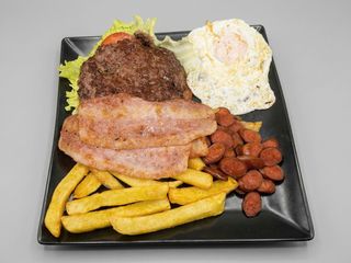 Plato De Hamburguesa + Bacon + Salchichas + Patata + Huevo