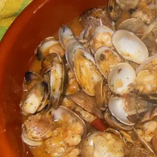 Almejas al ajillo
