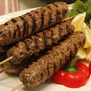 Brochetas de carne picada