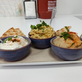 3 DIPS con Pan pita con A.O.V.E.