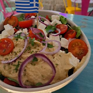 Ensalada Hummus griega.