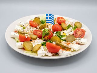 Atenea y Zeus salat. Pepino, feta, cherries y Kalamatas.