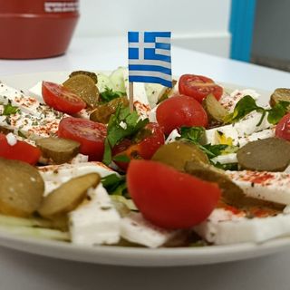 Atenea y Zeus salat. Pepino, feta, cherries y Kalamatas.