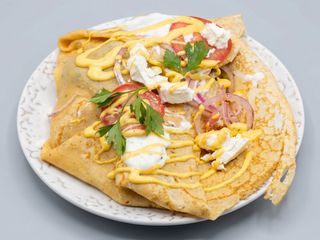 Crepe Salada Santorini (feta, miel y nueces).