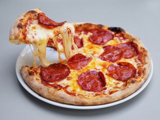 2 Pizzas XXL(3 quesos+1 PORKUS MÁXIMUS y 1 Pizza Pan Pita 18 cm. Marguerita)