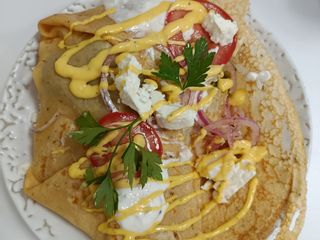 Crepe Salada Santorini (feta, miel y nueces).