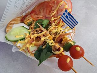 2 Souvlakies de Cerdo +2 Bebidas