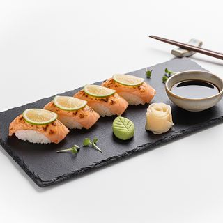 Nigiris Salmón flambeado con  Lima (4 Uds)