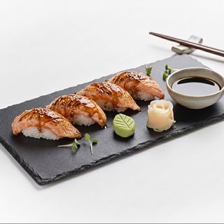 Nigiris Salmón flambeado con salsa Teriyaki (4 Uds)