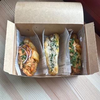 Caja mini croissant salados rellenos de pollo asado en salsa
