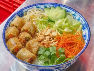 Bun Nem (Fideos de arroz con rollitos fritos)