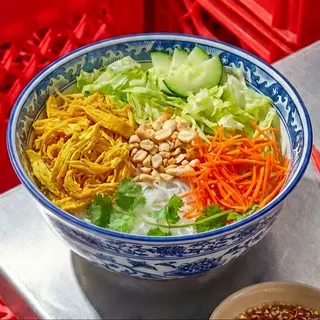 Bun Ga Tron (Fideos de Arroz con Pollo)
