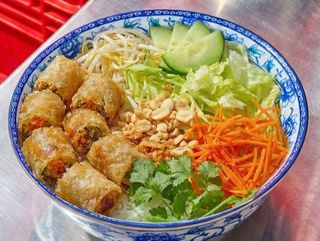 Bun Nem (Fideos de arroz con rollitos fritos)