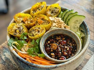 Bun Nem Chay (Fideos de arroz con rollitos veganos)