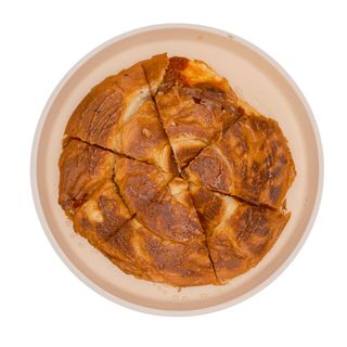 Ensaimada con sobrasada, miel y nueces