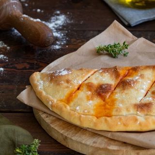 PIZZA CALZONE + PATATAS + REFRESCO