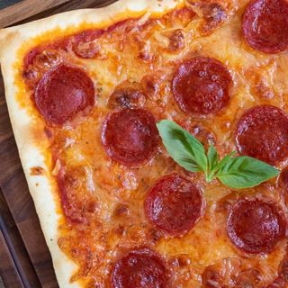 PIZZA PEPPERONI + PATATAS + REFRESCO