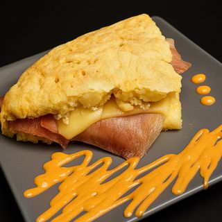 Tortilla de patatas rellena de jamón y queso