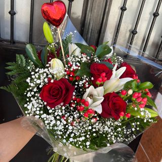 Ramo 6 rosas rojas y Liliums