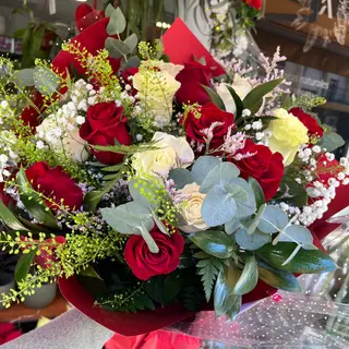 Ramo Rosas Rojas y Blancas