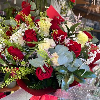 Ramo Rosas Rojas y Blancas