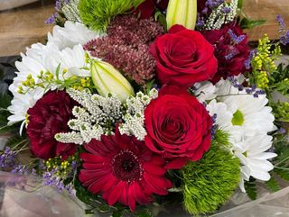 Ramo Variado con flores rojas y blancas