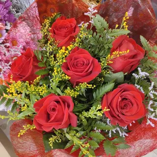 Ramo 6 rosas rojas.