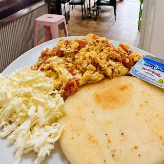 Plato Arepa Perico