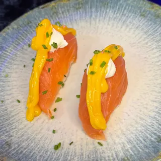 Nigiri De Salmón Con Queso Crema (2 Pzs.)