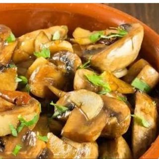 Champiñones al ajillo con jamón