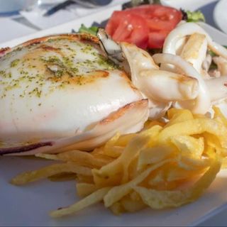 Sepia plancha, patatas al ajillo