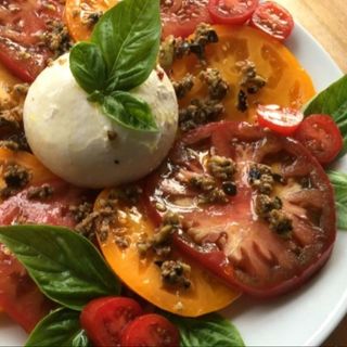 Ensalada de tomate, burrata