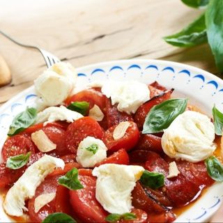 Ensalada tomate cherry asado, queso mozzarella