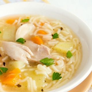 Sopa de fideos con pollo