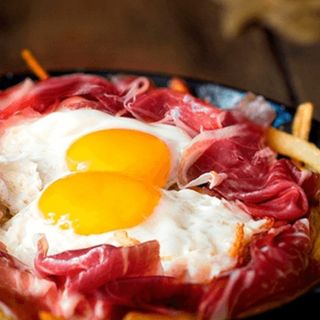 Huevos rotos jamón