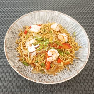 57. YAKISOBA DE GAMBAS