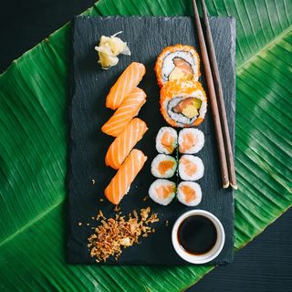 219.SUSHI BOX SALMÓN X12