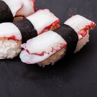 153.NIGIRI DE PULPO X2