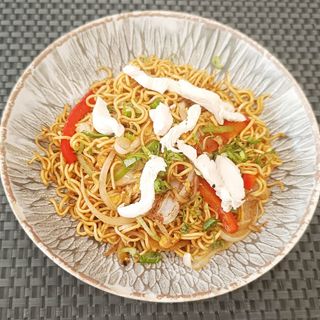 56. YAKISOBA DE POLLO