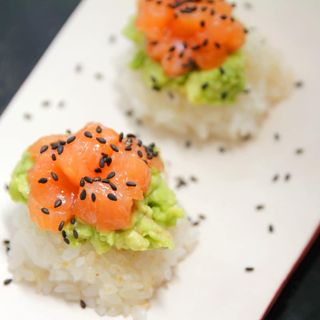 203.TARTAR DE SALMÓN ROLL X8