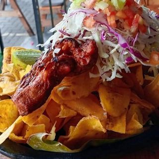 Tajadas verdes con asado de res y cerdo