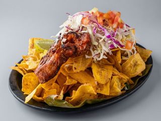 Tajadas verdes con asado de res y cerdo