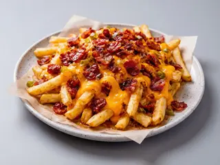 Patatas con beacon y queso cheddar