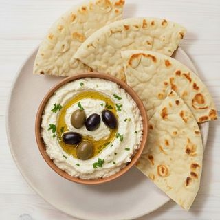 Tapa De Tirokafteri Con Pan Pita