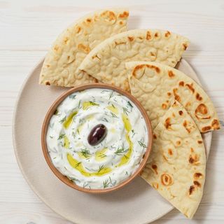 Tapa De Tzatziki Fresco Con Pita