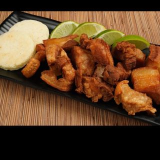 Ración chicharrón con Arepa