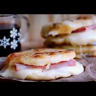 Arepa Jamón y queso