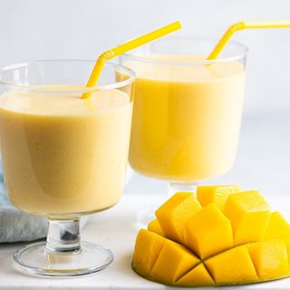 Jugo de mango en leche